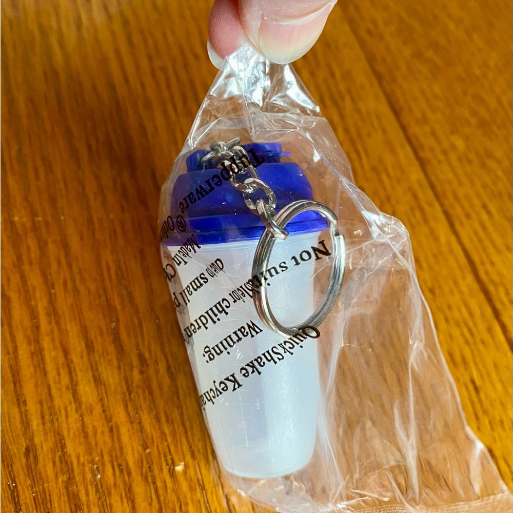 Tupperware Shaker Keychain - Picture 4 of 6